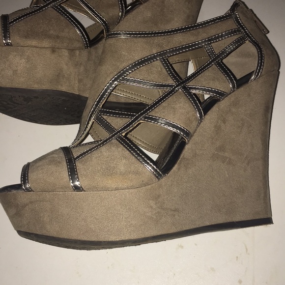 Gianni Bini Nude Wedges - Picture 3 of 5